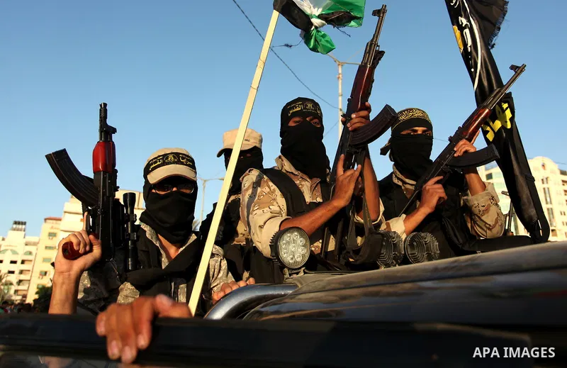 Palestinian Islamic Jihad militants hold their weapons during a military parade marking the 29 anniversary of their group in Gaza October 19, 2016. Photo by Ashraf Amra
