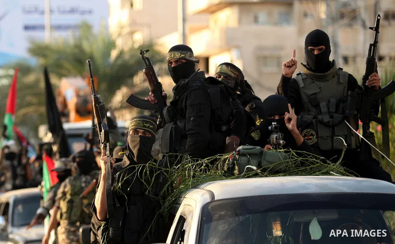 Palestinian Islamic Jihad militants hold their weapons during a military parade marking the 29 anniversary of their group in Gaza October 19, 2016. Photo by Ashraf Amra