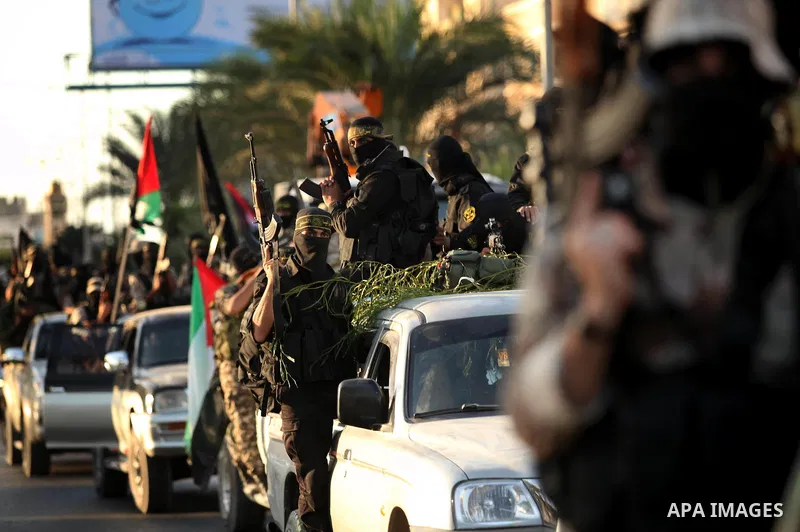 Palestinian Islamic Jihad militants hold their weapons during a military parade marking the 29 anniversary of their group in Gaza October 19, 2016. Photo by Ashraf Amra
