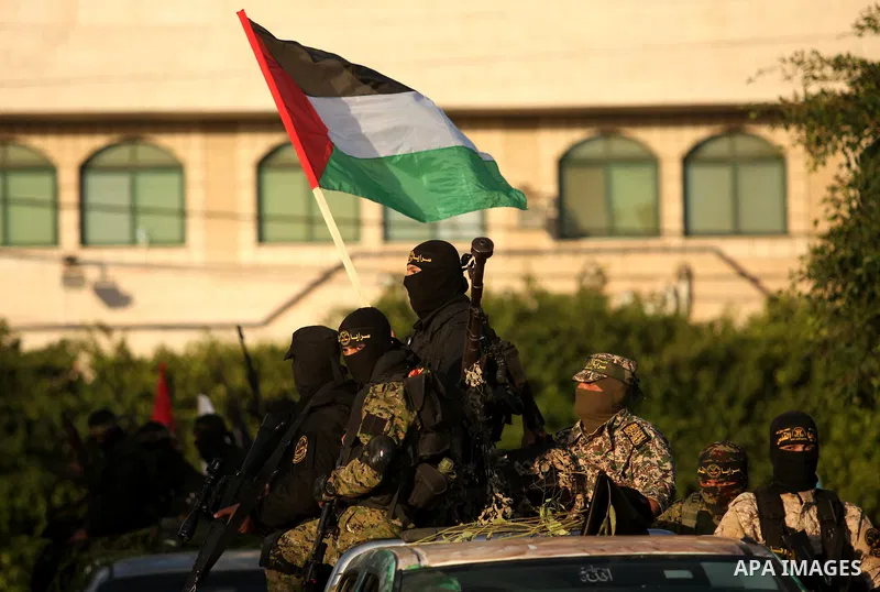 Palestinian Islamic Jihad militants hold their weapons during a military parade marking the 29 anniversary of their group in Gaza October 19, 2016. Photo by Ashraf Amra
