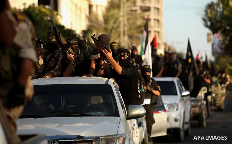 Palestinian Islamic Jihad militants hold their weapons during a military parade marking the 29 anniversary of their group in Gaza October 19, 2016. Photo by Ashraf Amra