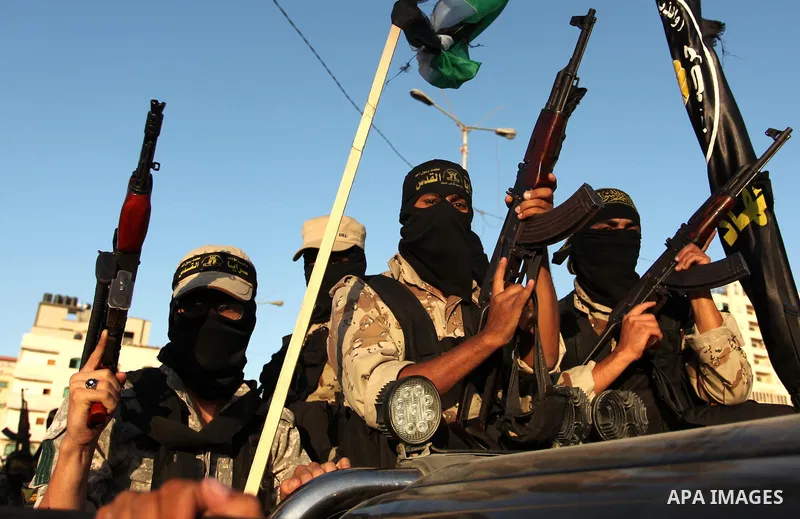 Palestinian Islamic Jihad militants hold their weapons during a military parade marking the 29 anniversary of their group in Gaza October 19, 2016. Photo by Ashraf Amra