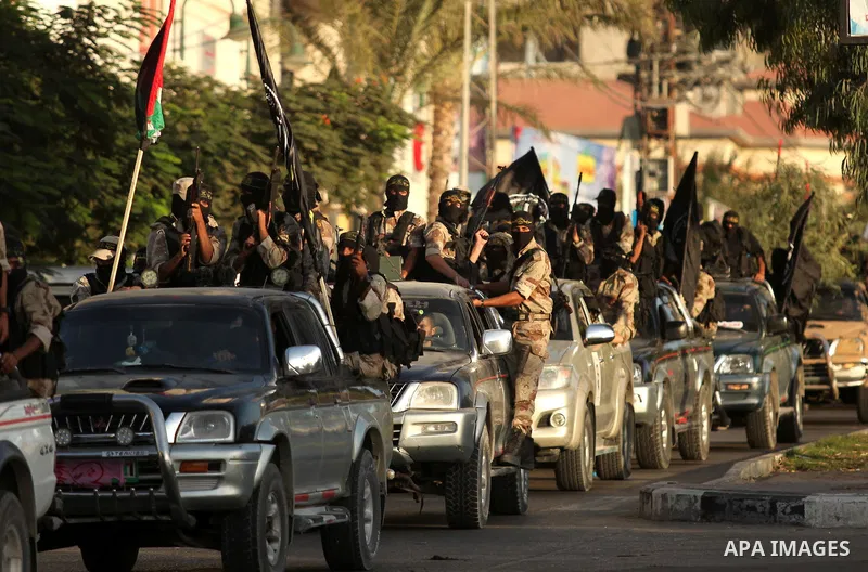 Palestinian Islamic Jihad militants hold their weapons during a military parade marking the 29 anniversary of their group in Gaza October 19, 2016. Photo by Ashraf Amra