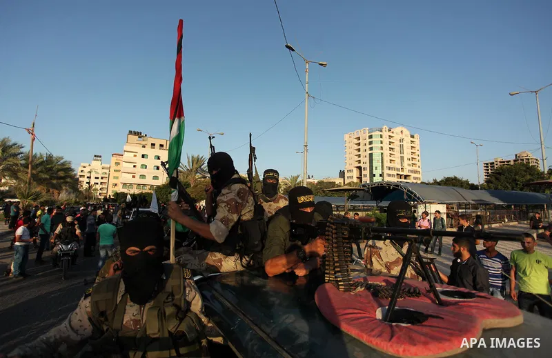 Palestinian Islamic Jihad militants hold their weapons during a military parade marking the 29 anniversary of their group in Gaza October 19, 2016. Photo by Ashraf Amra