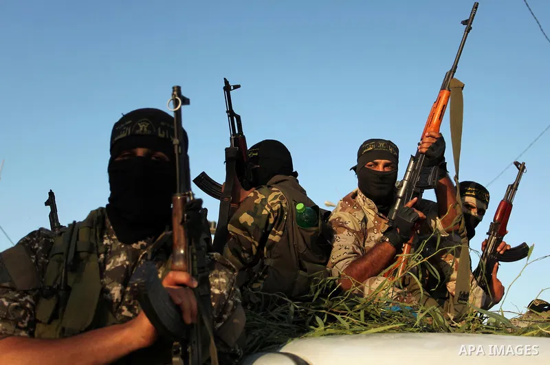 Palestinian Islamic Jihad militants hold their weapons during a military parade marking the 29 anniversary of their group in Gaza October 19, 2016. Photo by Ashraf Amra