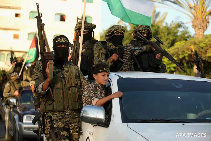 Palestinian Islamic Jihad militants hold their weapons during a military parade marking the 29 anniversary of their group in Gaza October 19, 2016. Photo by Ashraf Amra