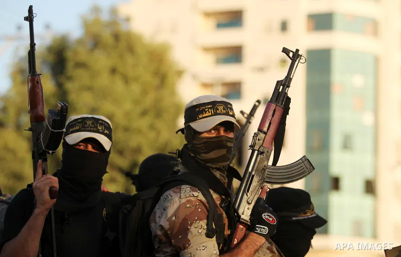 Palestinian Islamic Jihad militants hold their weapons during a military parade marking the 29 anniversary of their group in Gaza October 19, 2016. Photo by Ashraf Amra