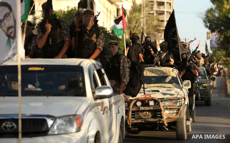 Palestinian Islamic Jihad militants hold their weapons during a military parade marking the 29 anniversary of their group in Gaza October 19, 2016. Photo by Ashraf Amra