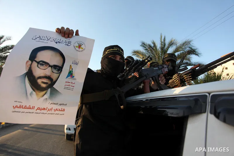 Palestinian Islamic Jihad militants hold their weapons during a military parade marking the 29 anniversary of their group in Gaza October 19, 2016. Photo by Ashraf Amra