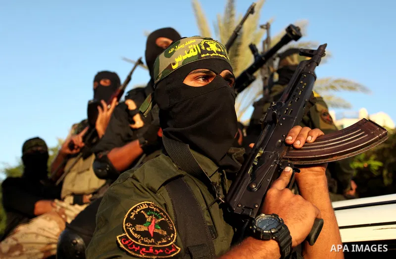 Palestinian Islamic Jihad militants hold their weapons during a military parade marking the 29 anniversary of their group in Gaza October 19, 2016. Photo by Ashraf Amra