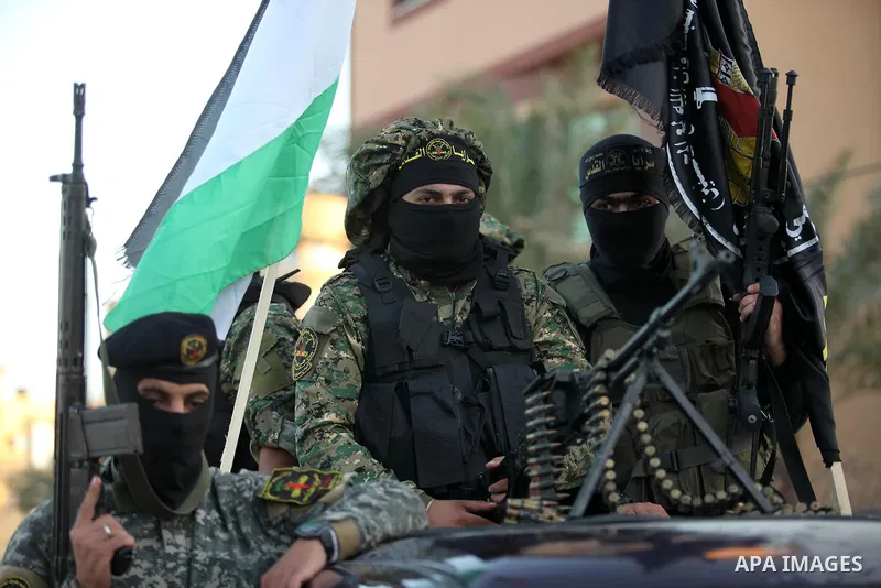 Palestinian Islamic Jihad militants hold their weapons during a military parade marking the 29 anniversary of their group in Gaza October 19, 2016. Photo by Ashraf Amra