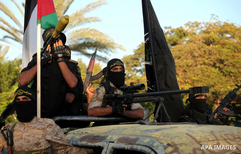 Palestinian Islamic Jihad militants hold their weapons during a military parade marking the 29 anniversary of their group in Gaza October 19, 2016. Photo by Ashraf Amra