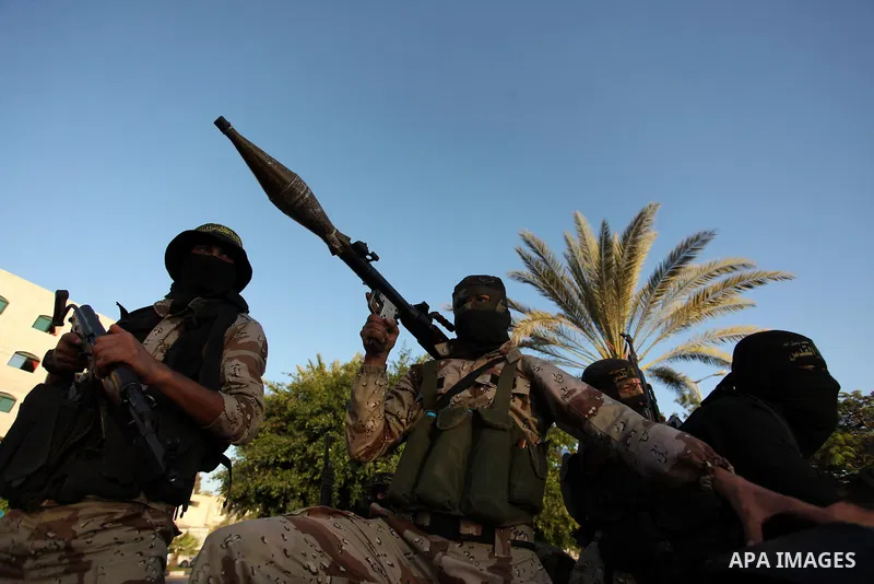 Palestinian Islamic Jihad militants hold their weapons during a military parade marking the 29 anniversary of their group in Gaza October 19, 2016. Photo by Ashraf Amra