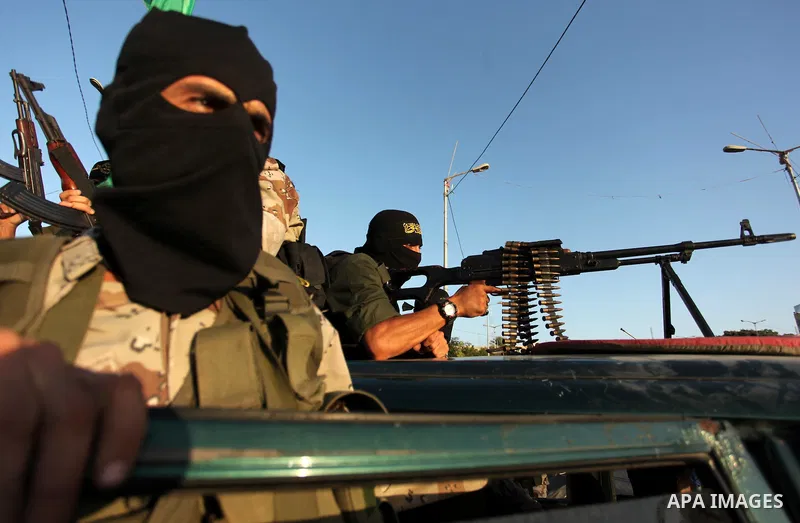 Palestinian Islamic Jihad militants hold their weapons during a military parade marking the 29 anniversary of their group in Gaza October 19, 2016. Photo by Ashraf Amra