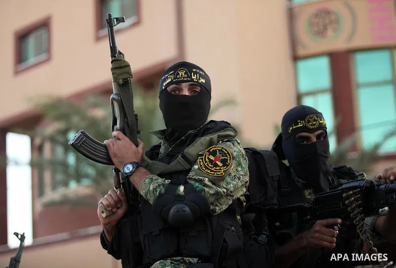 Palestinian Islamic Jihad militants hold their weapons during a military parade marking the 29 anniversary of their group in Gaza October 19, 2016. Photo by Ashraf Amra