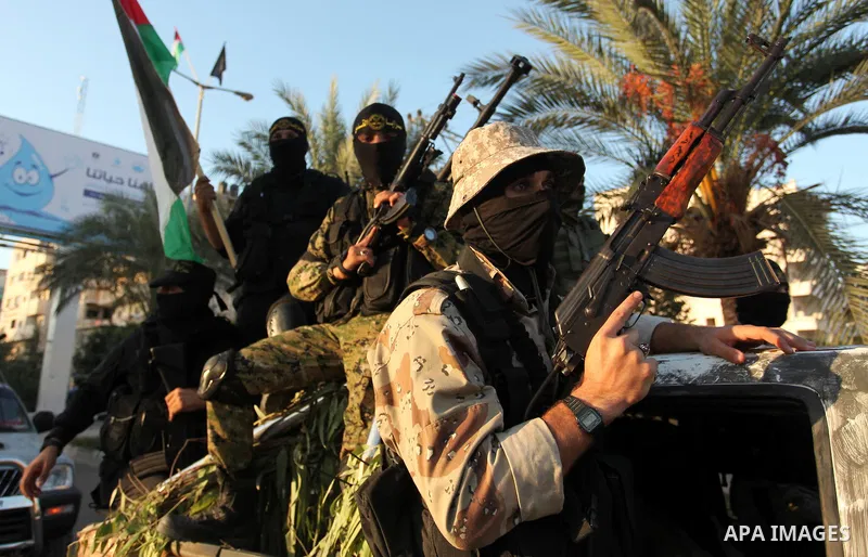 Palestinian Islamic Jihad militants hold their weapons during a military parade marking the 29 anniversary of their group in Gaza October 19, 2016. Photo by Ashraf Amra