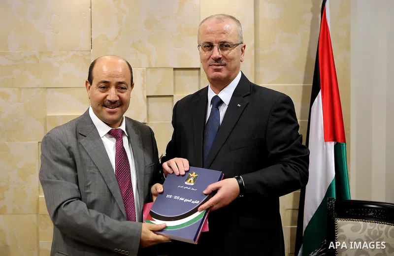 Palestinian Prime Minister, Rami Hamdallah, meets with head of the Bureau staff Moussa Abu Zaid, in the West Bank city of Ramallah, Oct. 20, 2016.. Photo by Prime Minister Office