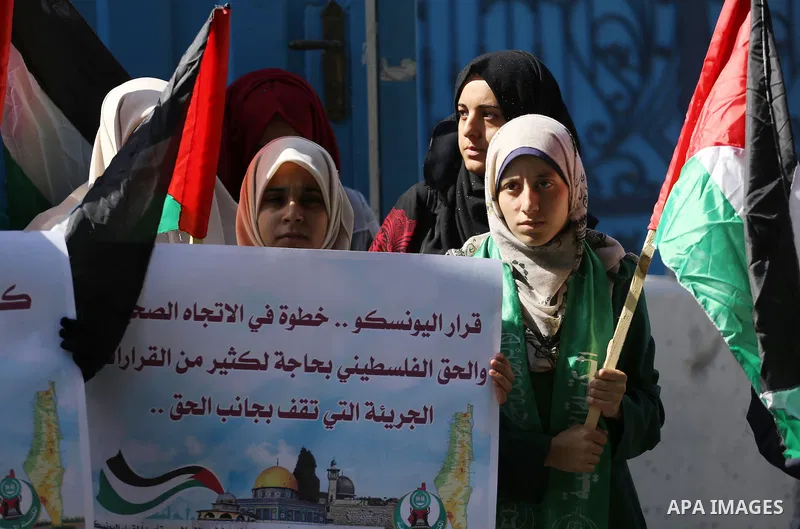 Palestinian Hamas supporters take part in a rally in support of the decision of UNESCO on the Al-Aqsa Mosque in front of the headquarter United Nation "UNSCO", in Gaza city, on October 20, 2016. Palestinian leaders have...