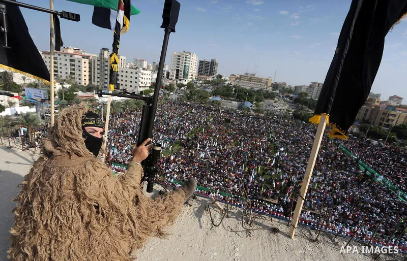 Palestinian Islamic Jihad militant takes up a position on a roof during a rally marking the 29th anniversary of the movement foundation in Gaza City October 21, 2016. Photo by Mohammed Asad