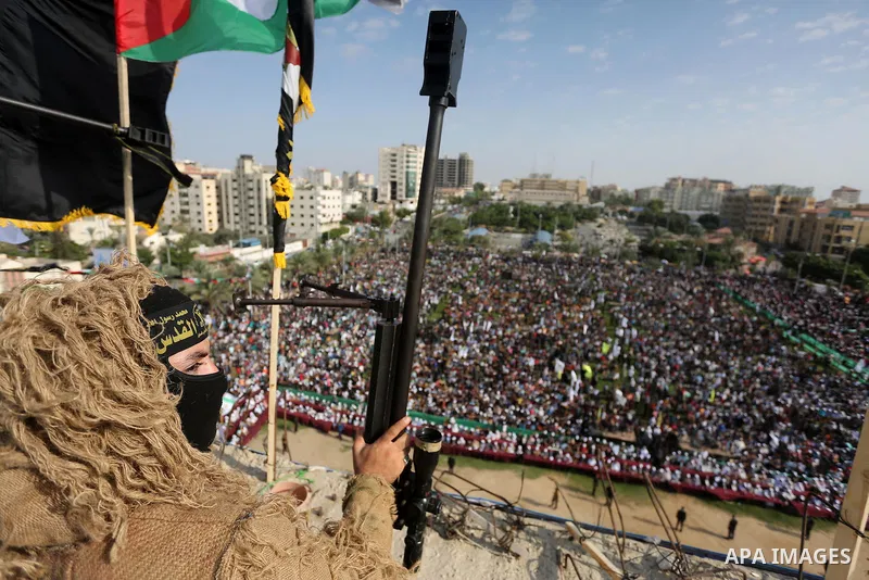Palestinian Islamic Jihad militant takes up a position on a roof during a rally marking the 29th anniversary of the movement foundation in Gaza City October 21, 2016. Photo by Mohammed Asad