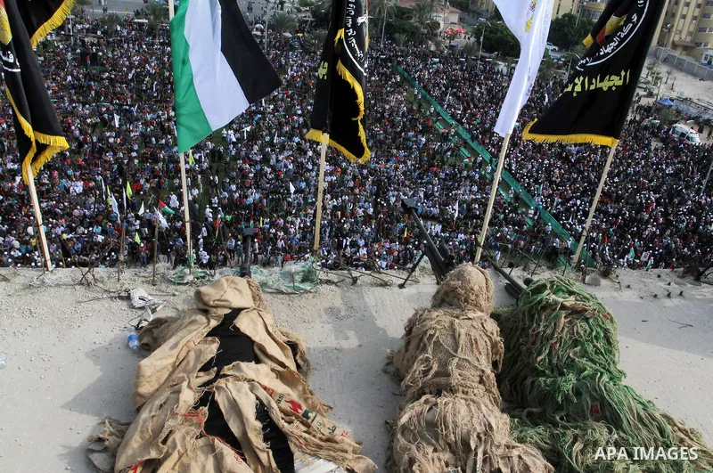 Snipers of Palestinian Islamic Jihad militant take up positions on a roof during a rally marking the 29th anniversary of the movement foundation in Gaza City October 21, 2016. Photo by Abed Rahim Khatib