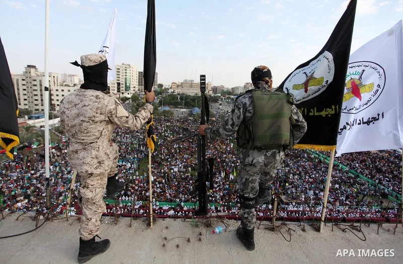 Palestinian Islamic Jihad militants stand guard on a roof during a rally marking the 29th anniversary of the movement foundation in Gaza City October 21, 2016. Photo by Ashraf Amra