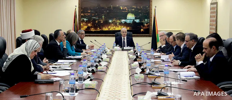 Palestinian Prime Minister, Rami Hamdallah, chairs a meeting of the council ministers, in the West Bank city of Ramallah, on October 24, 2016. Photo by Prime Minister Office