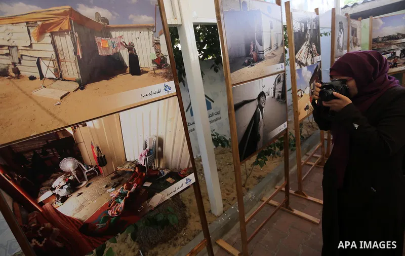 Palestinians attend a photo gallery, in Gaza City, on October 25, 2016. Photo by Mohammed Asad