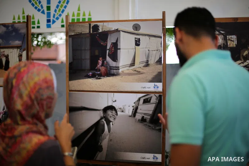 Palestinians attend a photo gallery, in Gaza City, on October 25, 2016. Photo by Mohammed Asad