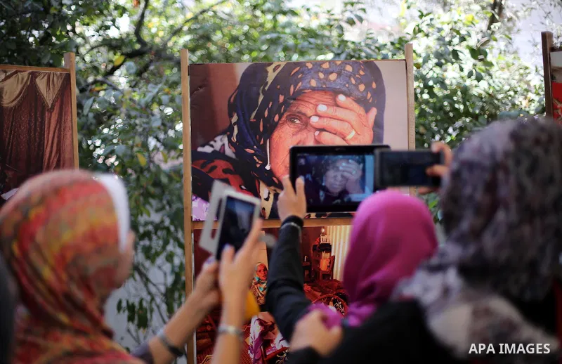 Palestinians attend a photo gallery, in Gaza City, on October 25, 2016. Photo by Mohammed Asad