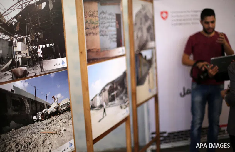 Palestinians attend a photo gallery, in Gaza City, on October 25, 2016. Photo by Mohammed Asad