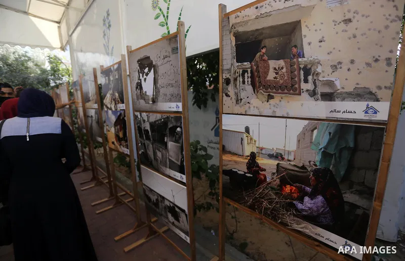 Palestinians attend a photo gallery, in Gaza City, on October 25, 2016. Photo by Mohammed Asad