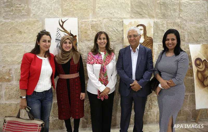 Palestinians attend a drawing exhibition titled "Tales of coffee-flavored", in the West Bank city of Ramallah, on October 25, 2016. Photo by Shadi Hatem