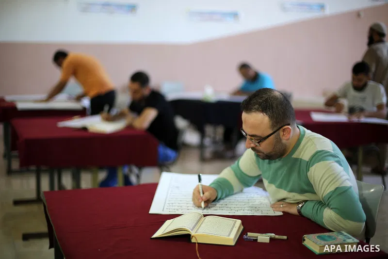 Palestinian prisoners print a copy of the Koran in a manner drawing Ottoman at the rehabilitation and repair center, in Gaza city on October 31, 2016. Photo by Mohammed Asad