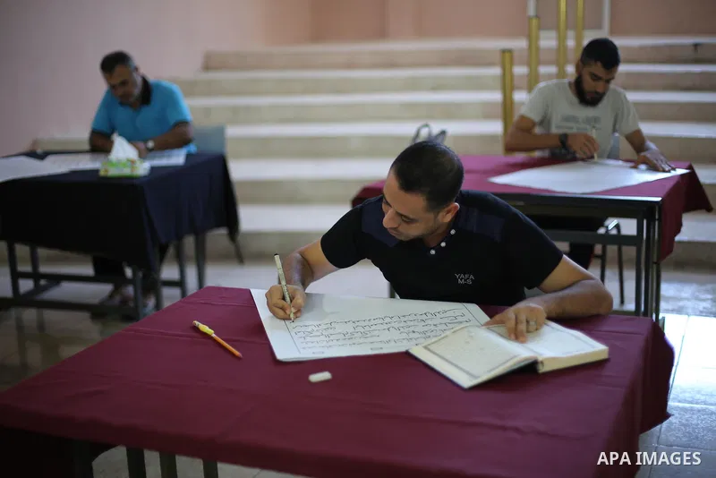 Palestinian prisoners print a copy of the Koran in a manner drawing Ottoman at the rehabilitation and repair center, in Gaza city on October 31, 2016. Photo by Mohammed Asad