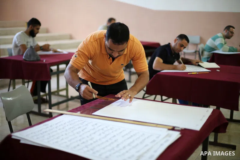 Palestinian prisoners print a copy of the Koran in a manner drawing Ottoman at the rehabilitation and repair center, in Gaza city on October 31, 2016. Photo by Mohammed Asad