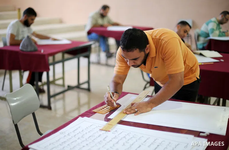 Palestinian prisoners print a copy of the Koran in a manner drawing Ottoman at the rehabilitation and repair center, in Gaza city on October 31, 2016. Photo by Mohammed Asad
