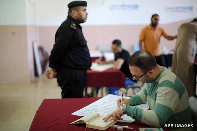 Palestinian prisoners print a copy of the Koran in a manner drawing Ottoman at the rehabilitation and repair center, in Gaza city on October 31, 2016. Photo by Mohammed Asad