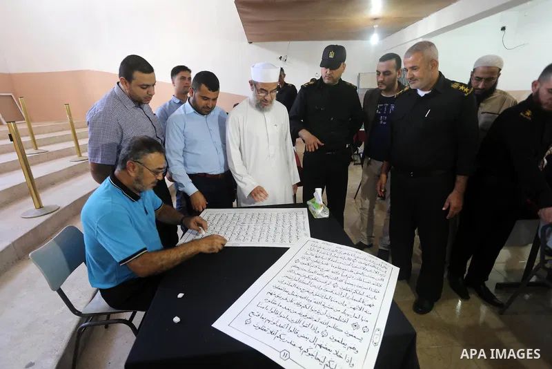 Palestinian prisoners print a copy of the Koran in a manner drawing Ottoman at the rehabilitation and repair center, in Gaza city on October 31, 2016. Photo by Mohammed Asad