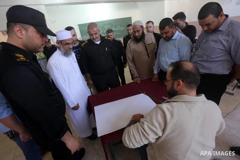 Palestinian prisoners print a copy of the Koran in a manner drawing Ottoman at the rehabilitation and repair center, in Gaza city on October 31, 2016. Photo by Mohammed Asad