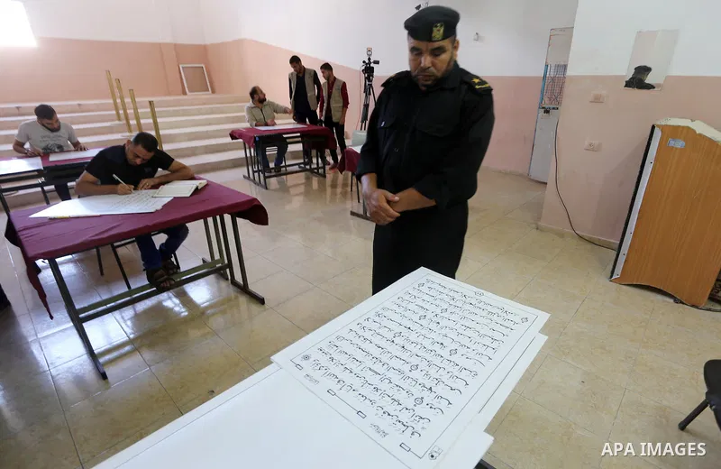 Palestinian prisoners print a copy of the Koran in a manner drawing Ottoman at the rehabilitation and repair center, in Gaza city on October 31, 2016. Photo by Mohammed Asad