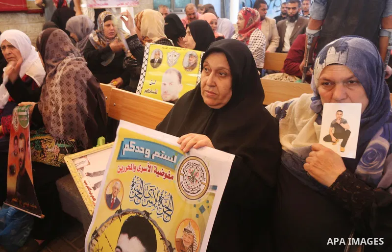 Palestinians take part during a protest to show solidarity with Palestinian prisoners on hunger strike in Israeli Jails, in front of Red cross office in Gaza city on October 31, 2016. Photo by Mohammed Asad