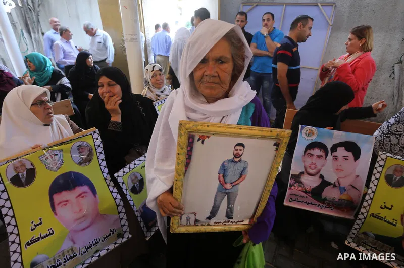 Palestinians take part during a protest to show solidarity with Palestinian prisoners on hunger strike in Israeli Jails, in front of Red cross office in Gaza city on October 31, 2016. Photo by Mohammed Asad