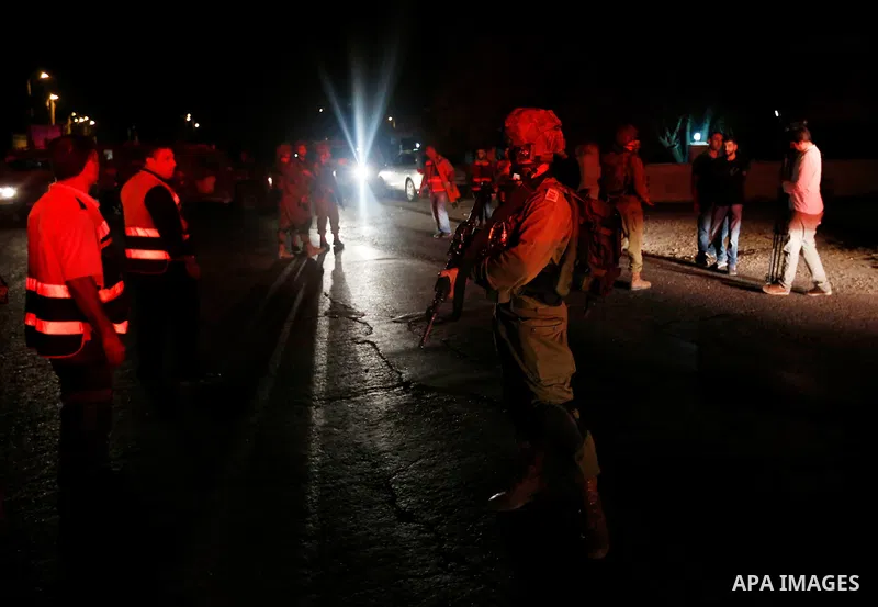 Israeli soldiers stand guard near the scene of a shooting attack by a Palestinian assailant at an Israeli military crossing point near the West Bank City of Ramallah October 31, 2016. The Israeli army said the gunman "op...