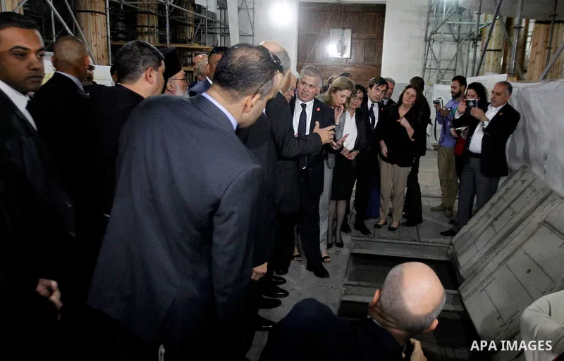 Italian President Sergio Mattarella visits the Church of the Nativity in the town of Bethlehem, the West Bank, on November 1, 2016. Photo by Wisam Hashlamoun