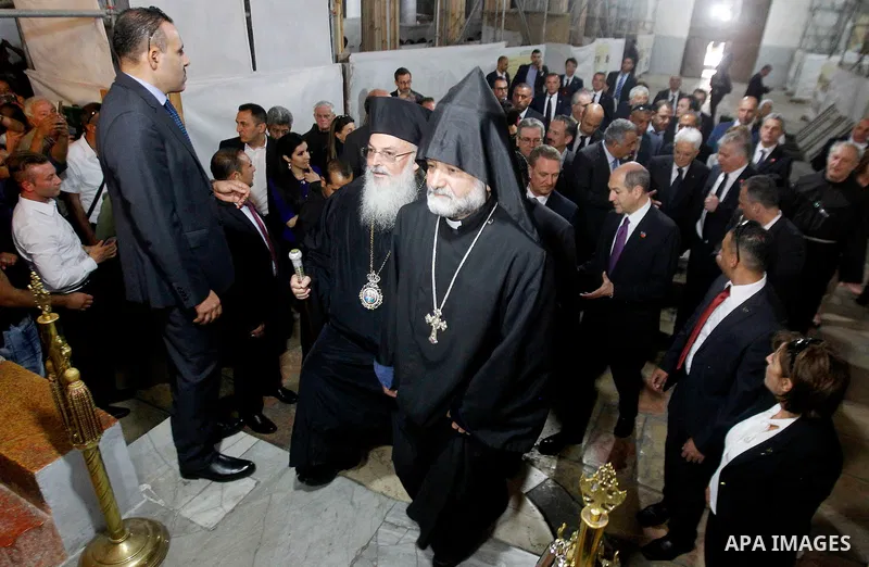Italian President Sergio Mattarella visits the Church of the Nativity in the town of Bethlehem, the West Bank, on November 1, 2016. Photo by Wisam Hashlamoun
