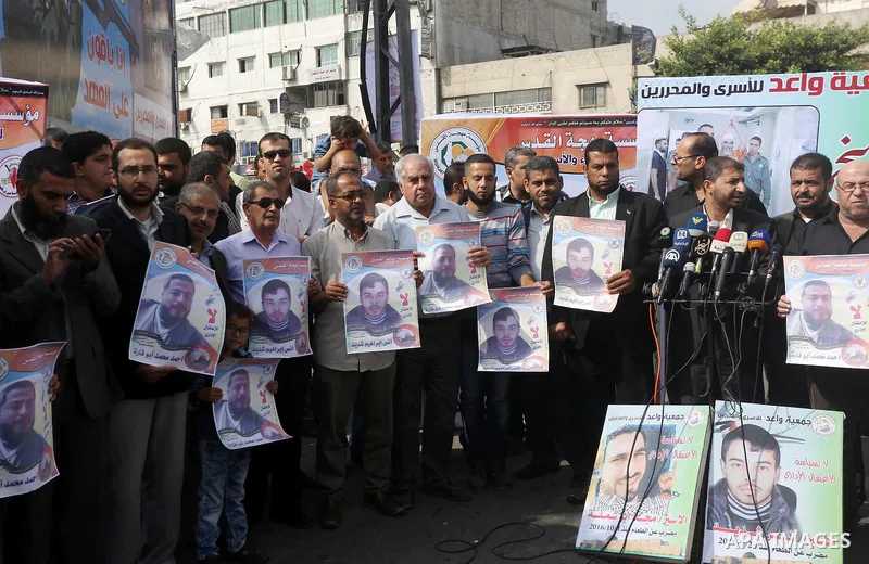 Palestinian supporters of the Islamic Jihad Movement, take part during a protest to show solidarity with Palestinian prisoners on hunger strike in Israeli Jails, in Gaza city on November 1, 2016. Photo by Mohammed Asad