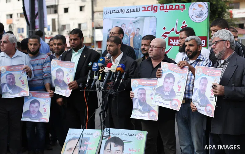 Palestinian supporters of the Islamic Jihad Movement, take part during a protest to show solidarity with Palestinian prisoners on hunger strike in Israeli Jails, in Gaza city on November 1, 2016. Photo by Mohammed Asad