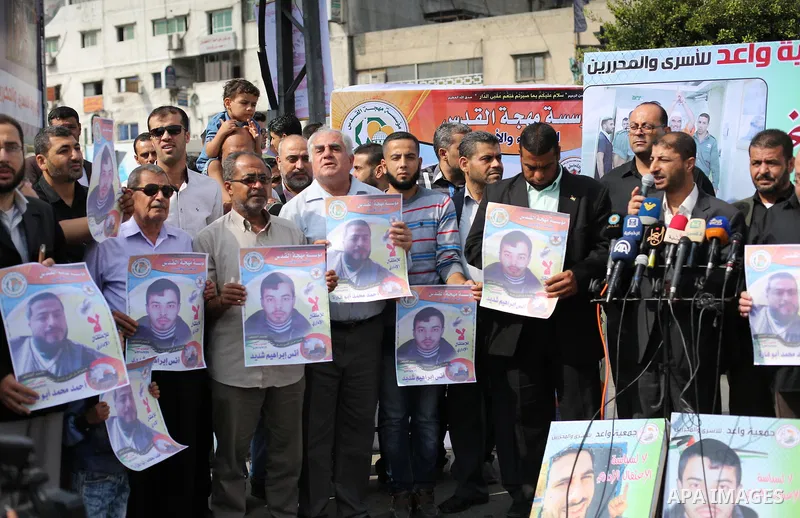 Palestinian supporters of the Islamic Jihad Movement, take part during a protest to show solidarity with Palestinian prisoners on hunger strike in Israeli Jails, in Gaza city on November 1, 2016. Photo by Mohammed Asad