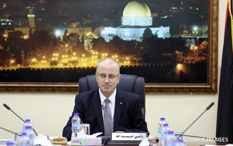 Palestinian Prime Minister, Rami Hamdallah, chairs a meeting of council minister, in the West bank city of Ramallah, on November 1, 2016. Photo by Wisam Hashlamoun